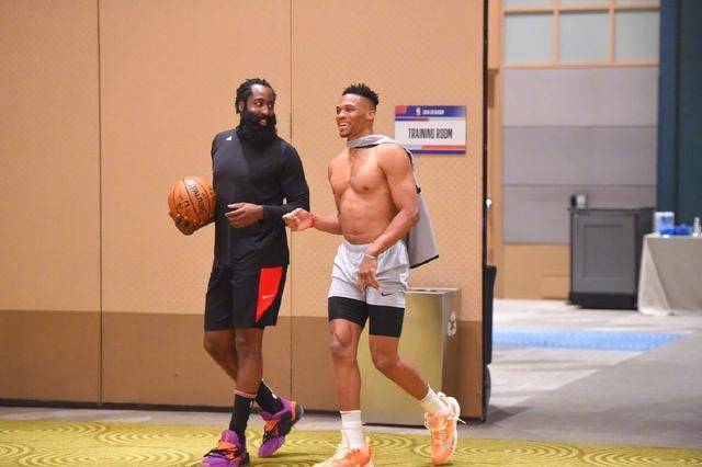 回撤后呈 回撤后呈